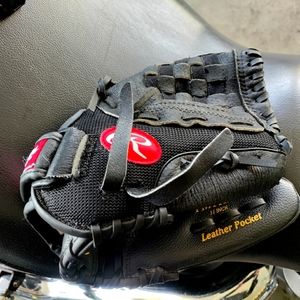Rawlings 11" baseball glove goes on left hand for right hand thrower